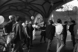Demonstranten mit Ballonen und Plakat bei Urania (Zürich); Demonstration 24.06.1989 zu 20 Jahre Stonewall während der Aktion "20 Tage lesbisch-schwule Kultur" 09.06 - 01.07.1989 in Zürich