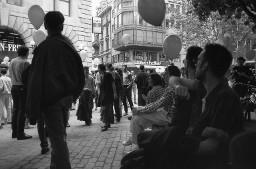 Sitzende Männer mit weissen Ballonen bei Urania (Zürich); Demonstration 24.06.1989 zu 20 Jahre Stonewall während der Aktion "20 Tage lesbisch-schwule Kultur" 09.06 - 01.07.1989 in Zürich