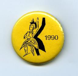 Button Aufdruck einer Frau und die Jahreszahl 1990
