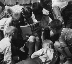 Eine abenteuerliche Geschichte nimmt Herz und Sinne gefangen - Kinder im Freien lesen aus einem Buch