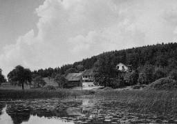 Die Kolonie Weisslingen - Aufnahme des Gebäudes und der Landschaft