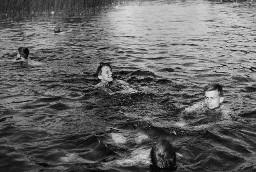 Badefreuden in der Töss "und im Seeli" - Knaben am Schwimmen