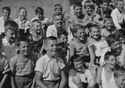 ...unsere Pflegebefohlenen... - Gruppenporträt von lachenden Kindern und Jungen