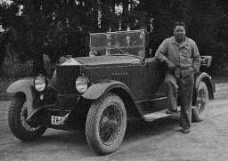 ...und Herr Fink, die sich redlich und mit bestem Erfolg um unser leibliches Wohlbefinden mühten... - Mann, an einen Wagen anlehnend