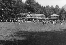Run- te - de -dem ...ufen - abe - aben - ufe ...(Agnuzzo) - Kinder treiben Gymnastik auf der Wiese