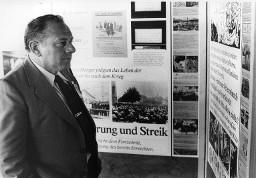 Mann Plakate einer Ausstellung (vermutlich) zuschauend (Kongress 1978)