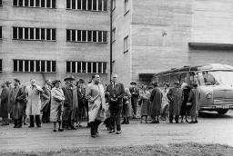 Ausflug Kongress (vermutlich Jubiläumskongress), Zürich 1954 - Gruppe von Männern und Frauen im Freien - Bus (?)
