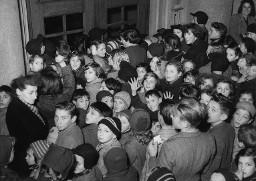 Gruppe von Kindern vor der Tür eines Gebäudes wartend (vermutlich Treffen/Anlass der Gewerkschaft)