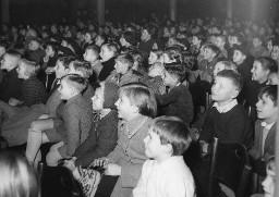 Gruppe von zuhörenden Kindern (vermutlich Treffen/Anlass der Gewerkschaft) in einem Saal