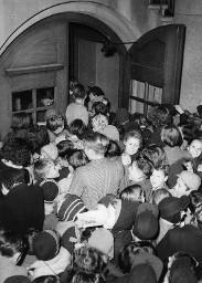 Gruppe von Kindern in ein Gebäude eintretend (vermutlich Treffen/Anlass der Gewerkschaft)