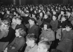 Gruppe von zuhörenden Kindern (vermutlich Treffen/Anlass der Gewerkschaft) in einem Saal