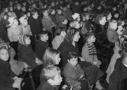 Gruppe von zuhörenden Kindern (vermutlich Treffen/Anlass der Gewerkschaft) in einem Saal