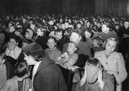 Gruppe von zuhörenden Kindern (vermutlich Treffen/Anlass der Gewerkschaft) in einem Saal