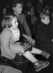 Gruppe von zuhörenden Kindern (vermutlich Treffen/Anlass der Gewerkschaft) in einem Saal