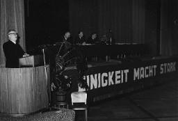 Ausserordentlicher Kongress des Schweizerischen Gewerkschaftsbundes: Bundesrat Stampfli spricht zur Versammlung (Zürich 1946) - Schild mit der Beschriftung: "Einigkeit macht stark"