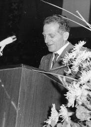 E. Bertschinger, ZV-Mitglied, Sektion Basel, eine Rede haltend (vermutlich an einem Kongress)