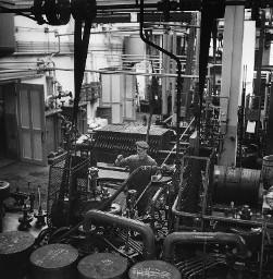 Teilansicht eines Maschinenraums (vermutlich) in einer Fabrik
