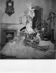 René Weber trägt "das berühmt/berüchtigte Kleid mit den Lämpchen" im Salon Couturier Antoine - ca. 1955