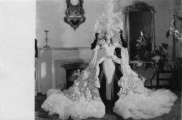René Weber trägt "das berühmt/berüchtigte Kleid mit den Lämpchen" im Salon Conturier Antoine - ca. 1955