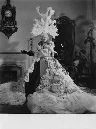 René Weber trägt "das berühmt/berüchtigte Kleid mit den Lämpchen" im Salon Conturier Antoine - ca. 1955