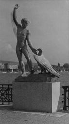Ganymed Skulpturvon Hermann Hubacher auf der Bürkliterrasse, ca. 1955