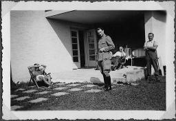 Album Alfred Brauchli, Teil 1/3: 699 Tage Aktivdienst 1939-1945 als Sanitätssoldat bei der Sanitätskompanie I/​7, Thurgau:Sanitätssoldaten, Garten einer Sanitätsstation (?)