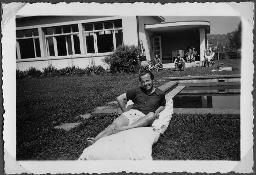 Album Alfred Brauchli, Teil 1/3: 699 Tage Aktivdienst 1939-1945 als Sanitätssoldat bei der Sanitätskompanie I/​7, Thurgau:Mann auf Strohsack, Garten einer Sanitätsstation (?)