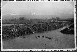 Album Alfred Brauchli, Teil 1/3: 699 Tage Aktivdienst 1939-1945 als Sanitätssoldat bei der Sanitätskompanie I/​7, Thurgau: Dammbaustelle neben Schilfgebiet durch Wasser, Schaufeln und Schubkarre stehen bereit (evtl. Erdwall bei Hühnermatt, "Barrikade Hühnermattdamm T 3618.06")