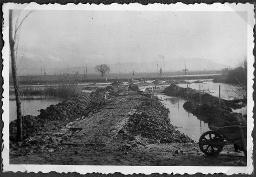 Album Alfred Brauchli, Teil 1/3: 699 Tage Aktivdienst 1939-1945 als Sanitätssoldat bei der Sanitätskompanie I/​7, Thurgau:- Dammbaustelle neben Schilfgebiet durch Wasser mit Schubkarre und Erdwällen (evtl. Erdwall bei Hühnermatt, "Barrikade Hühnermattdamm T 3618.06")