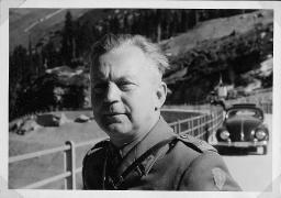Album Alfred Brauchli, Teil 1/3: 699 Tage Aktivdienst 1939-1945 als Sanitätssoldat bei der Sanitätskompanie I/​7, Thurgau:Hauptmann auf Strasse im Gebirge