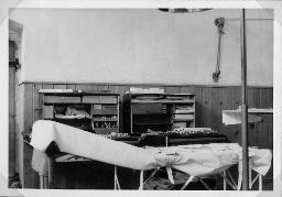 Album Alfred Brauchli, Teil 1/3: 699 Tage Aktivdienst 1939-1945 als Sanitätssoldat bei der Sanitätskompanie I/​7, Thurgau: Bahre vor Tisch mit Operationsbesteck