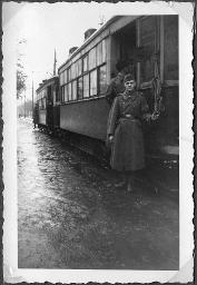 Album Alfred Brauchli, Teil 3/3, Ärzte- und Pflegermission des Schweizerischen Roten Kreuzes an der Ostfront, Winter 1942/1943: Strassenbahn, Soldaten, Dnjepropetrowsk