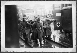Album Alfred Brauchli, Teil 3/3, Ärzte- und Pflegermission des Schweizerischen Roten Kreuzes an der Ostfront, Winter 1942/1943: "Verwundete werden verladen, Bahnhof Dnjepropetrowsk"