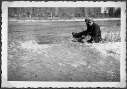Album Alfred Brauchli, Teil 3/3, Ärzte- und Pflegermission des Schweizerischen Roten Kreuzes an der Ostfront, Winter 1942/1943: "Russischer invalider Bettler auf einem Platz in Dnjepropetrowsk"