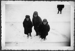 Album Alfred Brauchli, Teil 3/3, Ärzte- und Pflegermission des Schweizerischen Roten Kreuzes an der Ostfront, Winter 1942/1943: "Drei kleine Russen hätten gerne Brot, Bahnhof Dnjepropetrowsk"