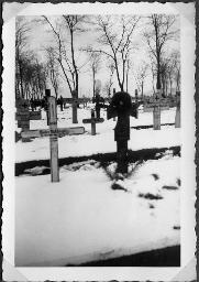 Album Alfred Brauchli, Teil 3/3, Ärzte- und Pflegermission des Schweizerischen Roten Kreuzes an der Ostfront, Winter 1942/1943: "Deutscher Heldenfriedhof in Dnjepropetrowsk"