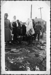 Album Alfred Brauchli, Teil 3/3, Ärzte- und Pflegermission des Schweizerischen Roten Kreuzes an der Ostfront, Winter 1942/1943: "Am Brunnen auf der Bolskaja in Rostow"