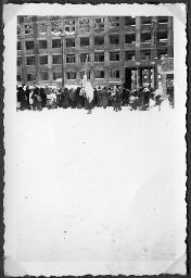 Album Alfred Brauchli, Teil 3/3, Ärzte- und Pflegermission des Schweizerischen Roten Kreuzes an der Ostfront, Winter 1942/1943: "Markt in Rostow vor dem Sowjetgebäude"
