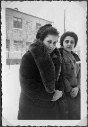 Album Alfred Brauchli, Teil 3/3, Ärzte- und Pflegermission des Schweizerischen Roten Kreuzes an der Ostfront, Winter 1942/1943: "Stasia und Isabella, zwei russische Ärztinnen", Rostow