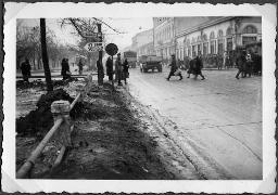 Album Alfred Brauchli, Teil 3/3, Ärzte- und Pflegermission des Schweizerischen Roten Kreuzes an der Ostfront, Winter 1942/1943: "Hauptstrasse in Dnjepropetrowsk", Wegweiser "OT Einheit Südholz"