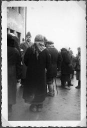 Album Alfred Brauchli, Teil 3/3, Ärzte- und Pflegermission des Schweizerischen Roten Kreuzes an der Ostfront, Winter 1942/1943: "Händler auf dem Markt in Dnjepropetrowsk"
