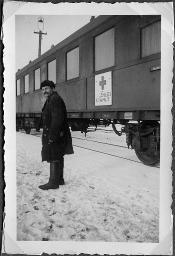 Album Alfred Brauchli, Teil 3/3, Ärzte- und Pflegermission des Schweizerischen Roten Kreuzes an der Ostfront, Winter 1942/1943: "Russische Eisenbahner" Rostow, Eisenbahnwagen des Roten Kreuzes