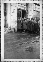Album Alfred Brauchli, Teil 3/3, Ärzte- und Pflegermission des Schweizerischen Roten Kreuzes an der Ostfront, Winter 1942/1943: "Wehrmacht Speisehaus der W.O. Kommandantur in Dnjepropetrowsk"
