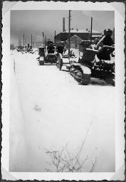 Album Alfred Brauchli, Teil 3/3, Ärzte- und Pflegermission des Schweizerischen Roten Kreuzes an der Ostfront, Winter 1942/1943: "Zerschossene Panzer am Don-Ufer"