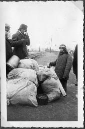 Album Alfred Brauchli, Teil 3/3, Ärzte- und Pflegermission des Schweizerischen Roten Kreuzes an der Ostfront, Winter 1942/1943: "Bahnhof Jloswskaja: Russische Familie unterwegs" - Flüchtlinge