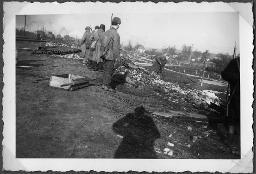 Album Alfred Brauchli, Teil 3/3, Ärzte- und Pflegermission des Schweizerischen Roten Kreuzes an der Ostfront, Winter 1942/1943: "Russische Gefangene bei Aufräumarbeiten in Schipitowka, Dnjepropetrowsk, 25.02.1943"