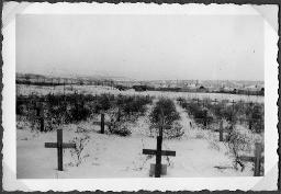 Album Alfred Brauchli, Teil 3/3, Ärzte- und Pflegermission des Schweizerischen Roten Kreuzes an der Ostfront, Winter 1942/1943: "Deutsche Soldaten-Gräber bei Konstantinowka"