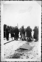 Album Alfred Brauchli, Teil 3/3, Ärzte- und Pflegermission des Schweizerischen Roten Kreuzes an der Ostfront, Winter 1942/1943: "Russische Frauen bei der Arbeit in Kasatin, 03.12.1942"