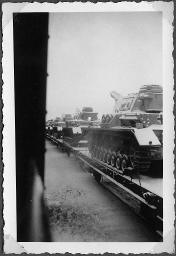 Album Alfred Brauchli, Teil 3/3, Ärzte- und Pflegermission des Schweizerischen Roten Kreuzes an der Ostfront, Winter 1942/1943: "Panzertransport in Kasatin"
