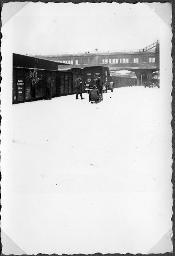 Album Alfred Brauchli, Teil 3/3, Ärzte- und Pflegermission des Schweizerischen Roten Kreuzes an der Ostfront, Winter 1942/1943: "Bahnhof von Kiew. Schwerverwundete werden ausgeladen"